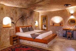Postel nebo postele na pokoji v ubytování Canyon Cave Hotel