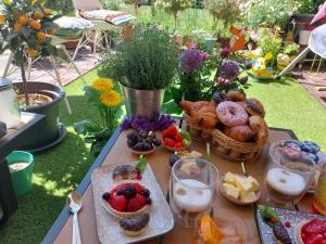 una mesa con una bandeja de comida y una cesta de fruta en Gemütliches Zimmer in ruhiger Umgebung, en Lyss