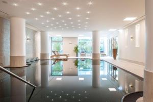 eine Lobby mit einem reflektierenden Pool im Boden in der Unterkunft Dorint An der Messe Köln in Köln
