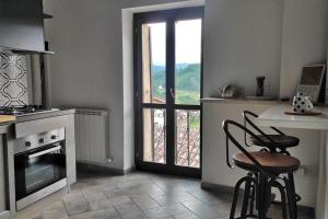 een keuken met een tafel en stoelen en een raam bij Il Racconto Aria in Nocera Umbra