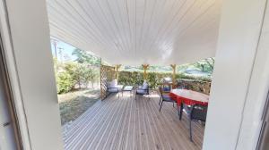 a porch with a table and chairs on a deck at Chalet des Lucioles in Montréal