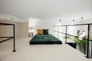 Cama o camas de una habitación en Piotrkowska Street IV by LookAp