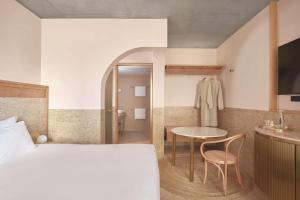 Postel nebo postele na pokoji v ubytování The Calile Hotel
