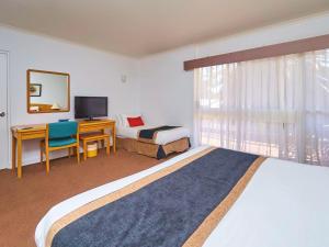 una camera d'albergo con letto e scrivania con computer di Breakfree Wirrina Cove a Wirrina Cove