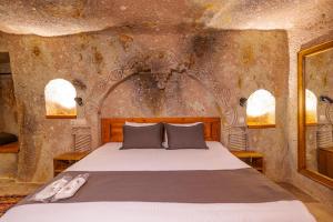 Postel nebo postele na pokoji v ubytování Canyon Cave Hotel