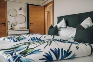 um quarto com uma cama com um edredão azul e branco em ANKERPUNKT Seeblick 