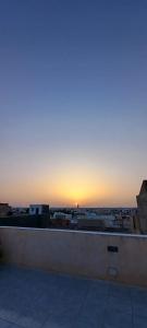Blick auf den Sonnenuntergang vom Dach eines Gebäudes in der Unterkunft Dar slouma in Kelibia