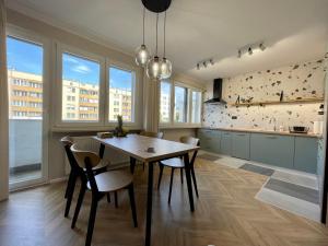 - une cuisine avec une table et des chaises dans la chambre dans l'établissement Apartament w Śródmieściu, à Gdynia