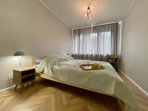 - une chambre avec un lit et un plateau de fruits dans l'établissement Apartament w Śródmieściu, à Gdynia