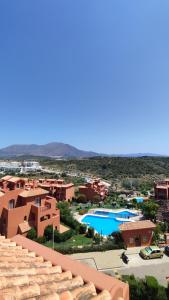 Basen w obiekcie Duplex Penthouse in Estepona- Mountain and Sea views lub w pobliżu