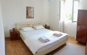 - une chambre avec un lit et 2 serviettes dans l'établissement Apartment Brcic, à Biograd na Moru