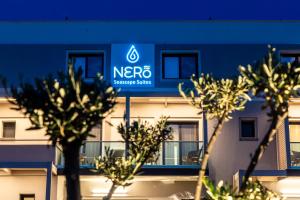 NERO SEASCAPE SUITES في فاناريون: مبنى ازرق امامه اشجار