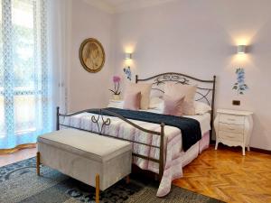 スペッロにあるVillamenaのベッドルーム1室(ピンクの枕が付いた大型ベッド1台付)
