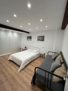 een slaapkamer met 2 bedden in een kamer bij Chapitela Suite in Pamplona