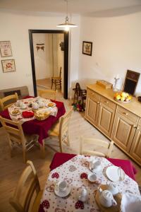 a living room with a table and chairs and a kitchen at B&B Le Fontane Fam. Degan in Carzano