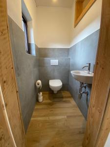ห้องน้ำของ Andrella Auszeithof - Schlaferlebnis im Holzfass