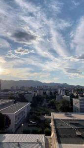 panoramę miasta z budynkami i pochmurnym niebem w obiekcie Luxury Split apartment with view w Splicie