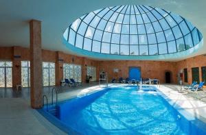 una gran piscina con una cúpula de cristal en un edificio en Hotel Wellness Marbella Hills, en Ojén