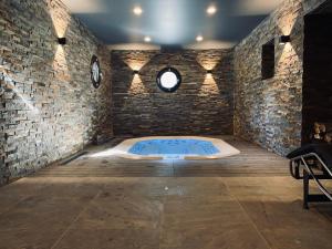 Bazén v ubytování Hôtel 16 | 150 Montagne & Spa Nuxe nebo v jeho okolí