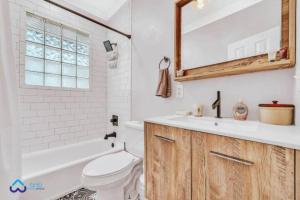 Salle de bains dans l'établissement Cozy Bungalow mins away from Candler park & Emory