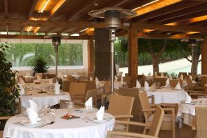 Reštaurácia alebo iné gastronomické zariadenie v ubytovaní Plazamar Serenity Resort