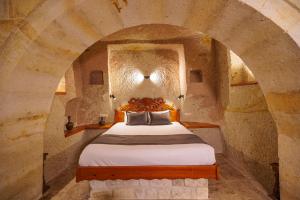 Postel nebo postele na pokoji v ubytování Canyon Cave Hotel