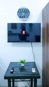TV a/nebo společenská místnost v ubytování The Beacon - Free pool & 150 mbps Wi-Fi w/ Netflix