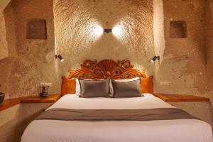 Postel nebo postele na pokoji v ubytování Canyon Cave Hotel