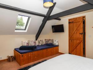 - une chambre avec un lit, une fenêtre et une télévision dans l'établissement Northwood Barn, à Okehampton