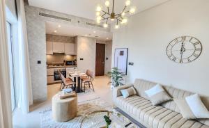 Posezení v ubytování STAY BY LATINEM Luxury 1BR Holiday Home CVR B204 near Burj Khalifa