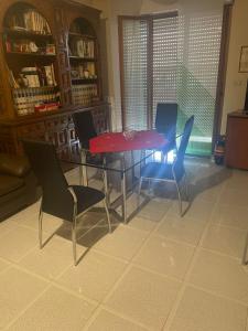 ein Esszimmer mit einem Tisch und 4 Stühlen in der Unterkunft La casa di Franca in Montesilvano