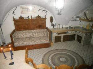 Habitación con cama y cocina con mesa en Bed and Breakfast La Spina en Poggiridenti