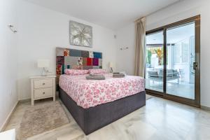 Łóżko lub łóżka w pokoju w obiekcie Golden Beach Elviria