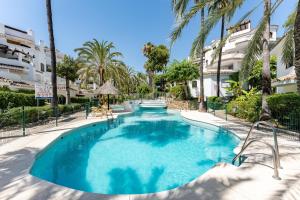 Basen w obiekcie Golden Beach Elviria lub w pobliżu