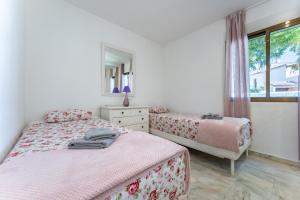Łóżko lub łóżka w pokoju w obiekcie Golden Beach Elviria