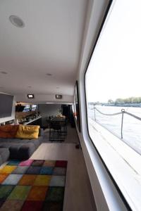 a living room with a couch and a window at Péniche de charme au pont Alexandre III in Paris