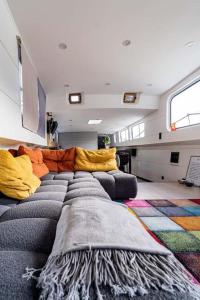 sala de estar con sofá y alfombra en Péniche de charme au pont Alexandre III, en París