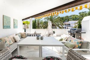taras ze stołem i krzesłami na balkonie w obiekcie Golden Beach Elviria w Marbelli