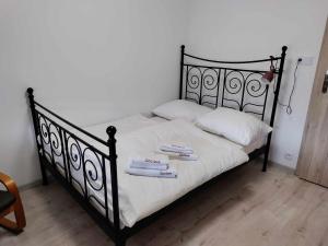 En eller flere senge i et værelse på Zacisze Mazury