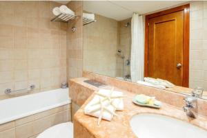Un baño de GO to apartments in Leonardo 37 fotos más