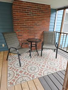 patio con 2 sedie e un tavolo su un tappeto di The Walnut Nest a Emporia