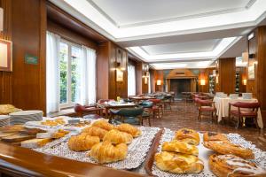 een buffet met veel verschillende soorten brood en gebak bij Hotel Hernán Cortés in Gijón