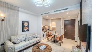 Posezení v ubytování STAY BY LATINEM Luxury 1BR Holiday Home CV B905 near Burj Khalifa