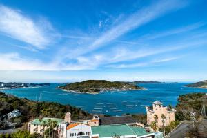 vista su una baia con barche in acqua di Ama no Shima a Toba