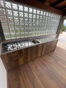 cocina con fregadero y ventana grande en Appartamento Panorama 1, en San Teodoro