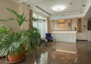 ヴァルナ・シティにあるVemara City Boutique Hotel-free parkingの鉢植えのロビー +60枚の写真