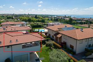 una vista aerea di una casa con tetti rossi di APARTMENT YIN & YANG - Regarda Travel a Lazise