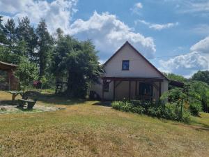 a house with a picnic table in the yard at Dom wakacyjny nad jeziorem Jodłów in Nowa Sól