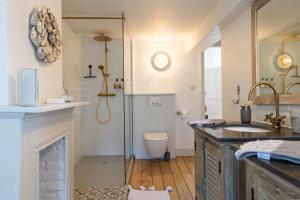 La salle de bains est pourvue d'une douche, d'un lavabo et de toilettes. dans l'établissement Huis van Loon, à Looz