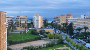 een luchtzicht op een stad met gebouwen en een park bij EL PISET in La Pineda